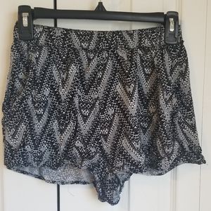 !!SUMMER SALE!! H&M Divided black and white geometric soft shorts, sz 4